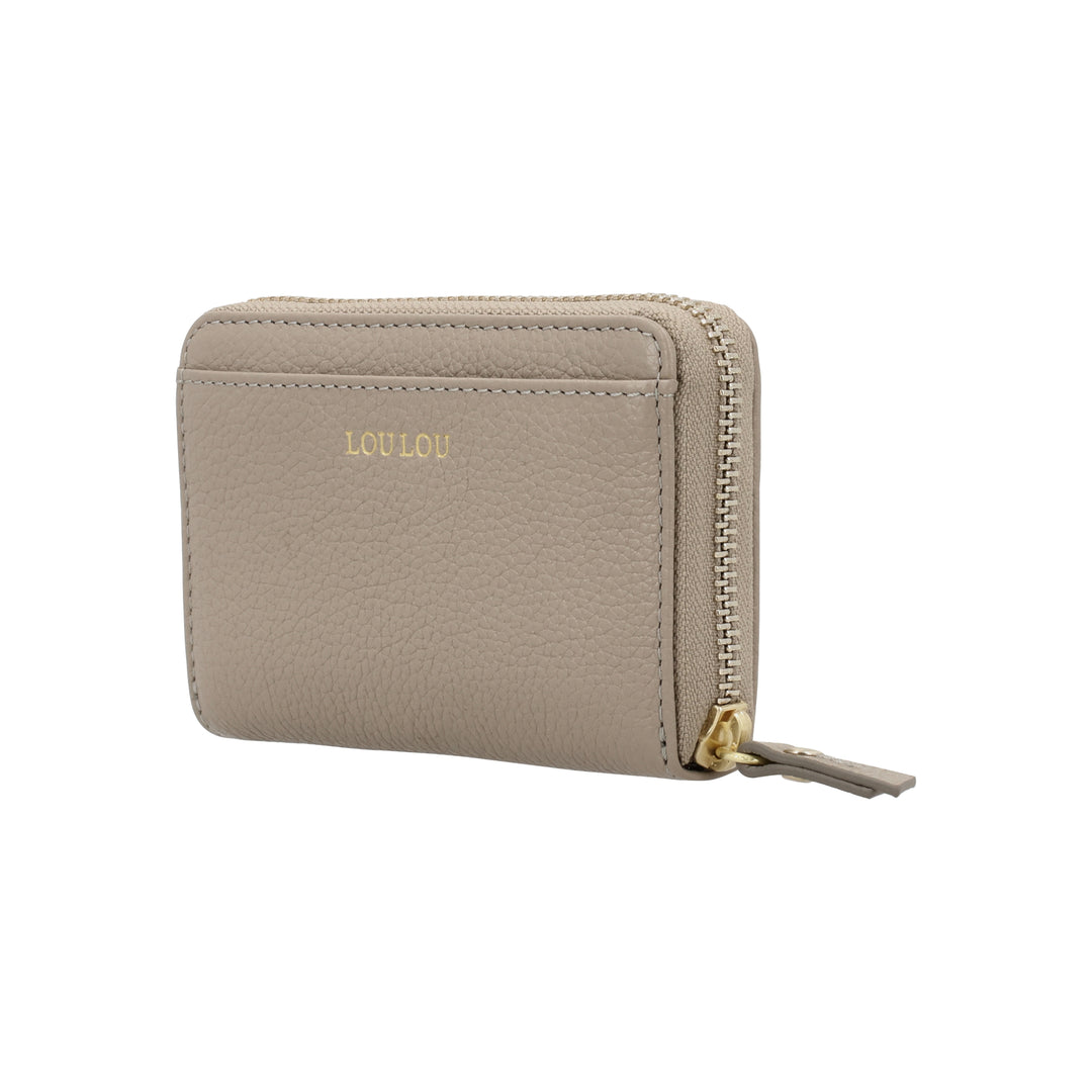 Voorzijde van de LouLou Petite Emilie portemonnee in taupe #kleur_taupe