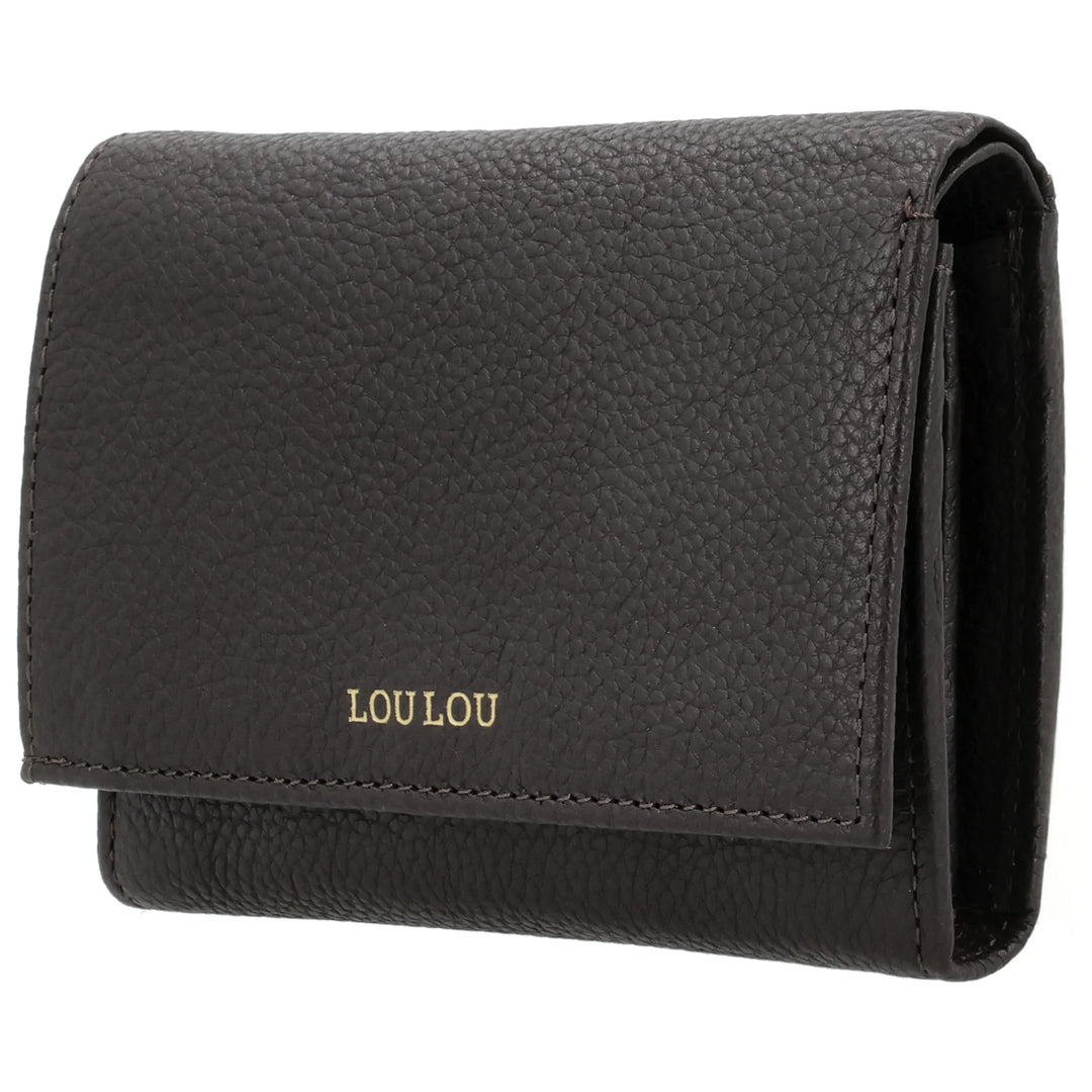 Voorzijde van de Lou Lou Fleur Portemonnee chocolade in gebruik #kleur_chocolade