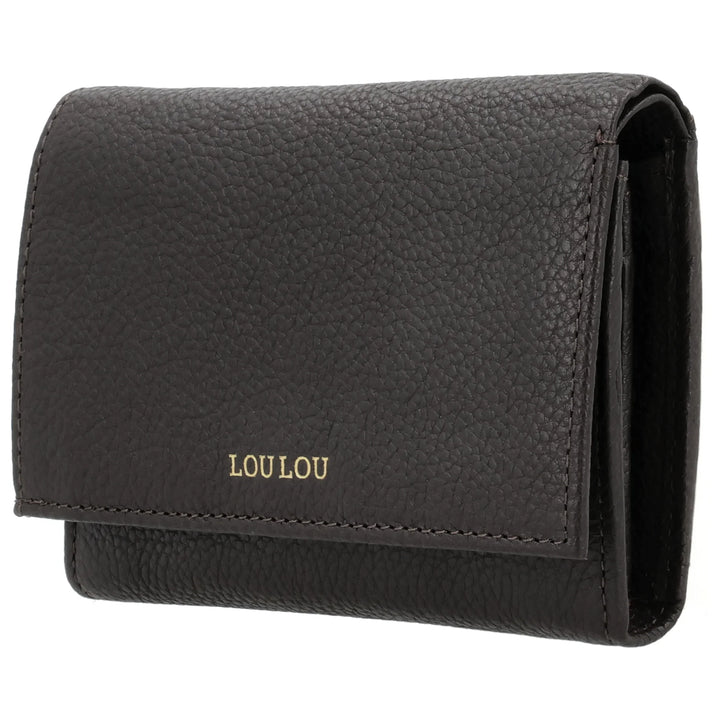 Voorzijde van de Lou Lou Fleur Portemonnee chocolade in gebruik #kleur_chocolade