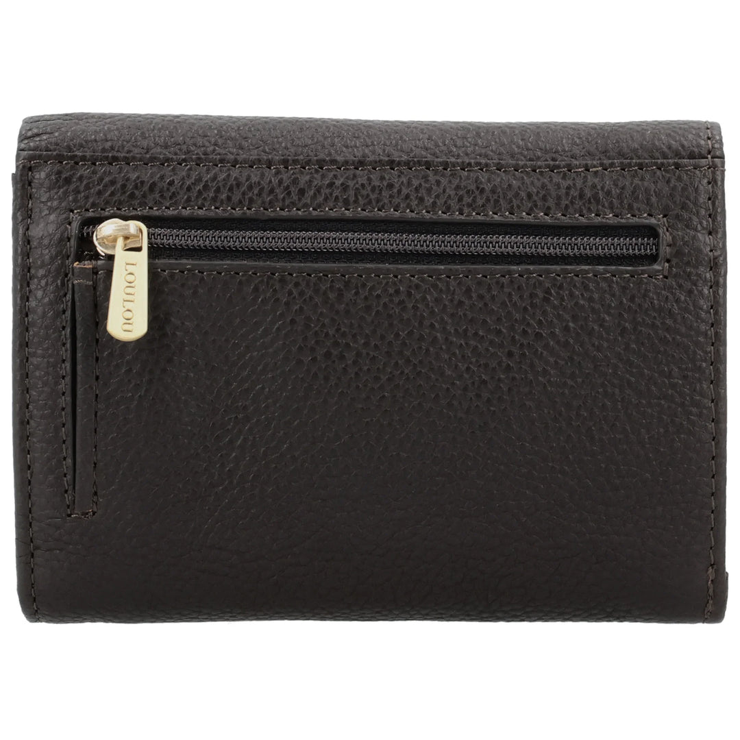 Achterkant van de Lou Lou Fleur Portemonnee chocolade in gebruik #kleur_chocolade