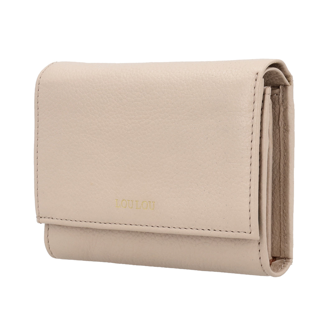 Voorzijde van de LouLou Perie Fleur portemonnee in de kleur cashmere #kleur_cashmere