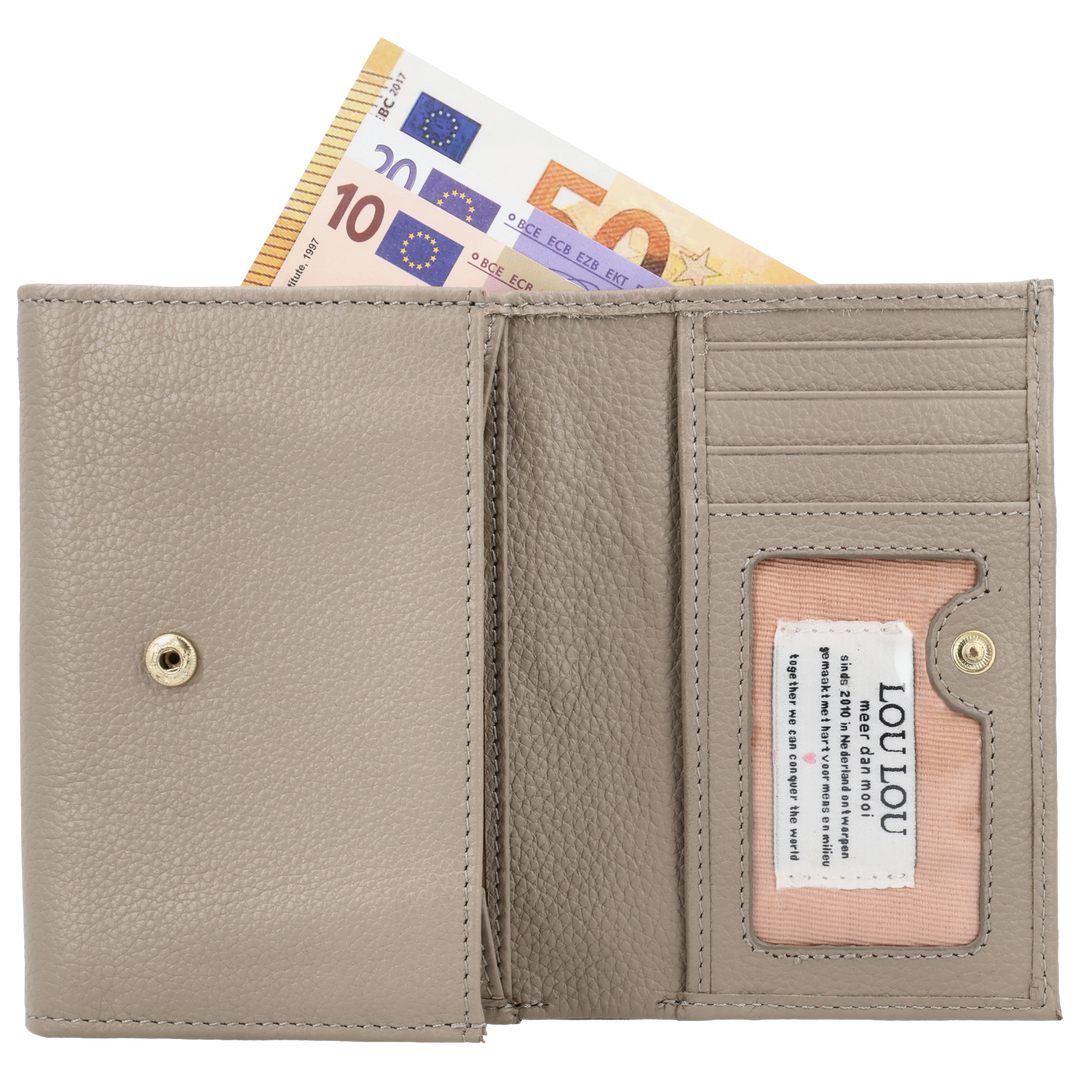 Binnenkant in gebruik van de LOULOU Fleur portemonnee #kleur_soft-sepia