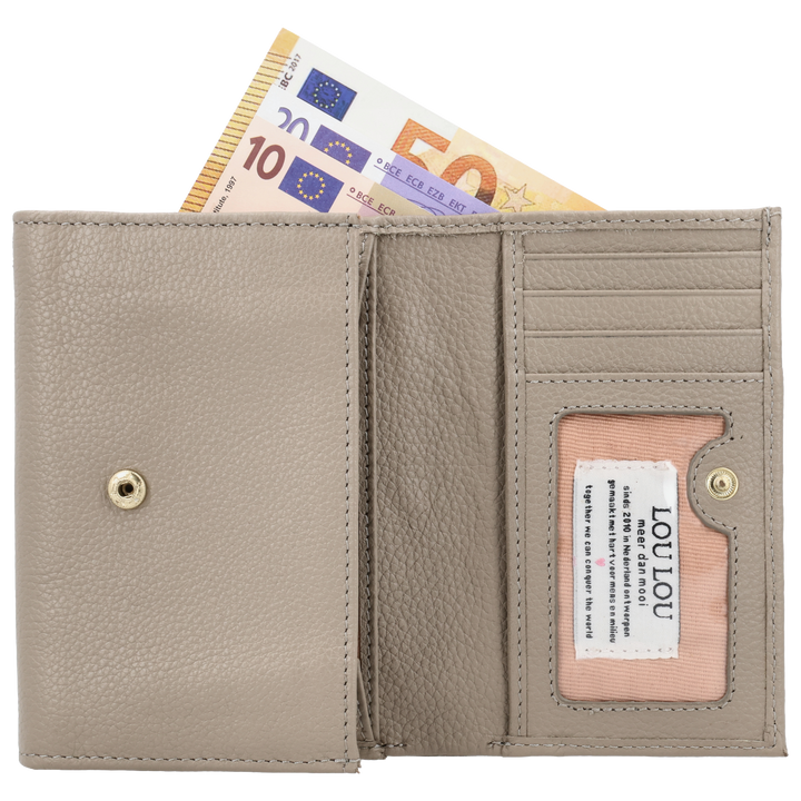 Binnenkant in gebruik van de LOULOU Fleur portemonnee #kleur_soft-sepia