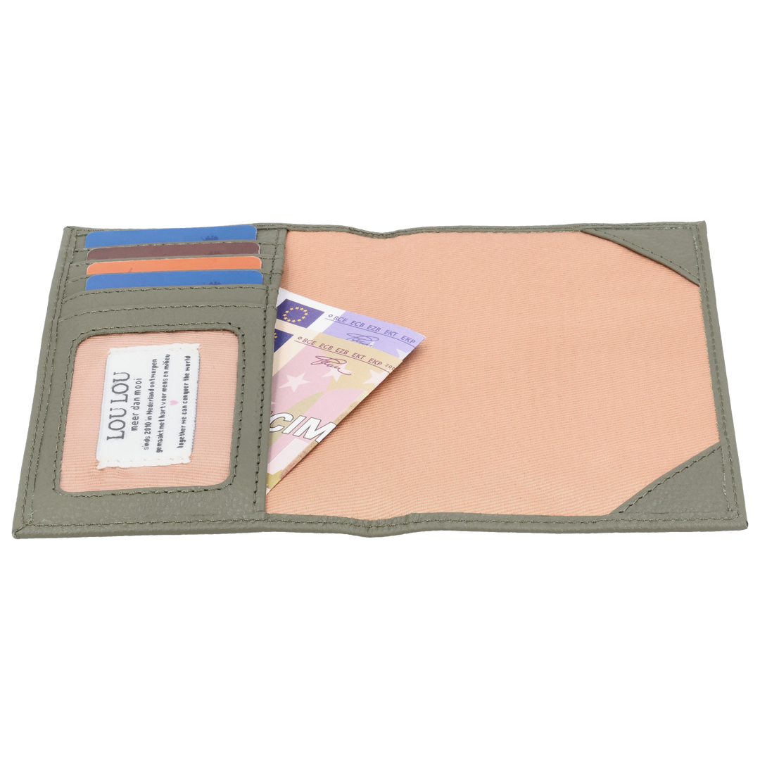 Binnenkant in gebruik van de LOULOU Valise paspoorthouder in de #kleur_sage