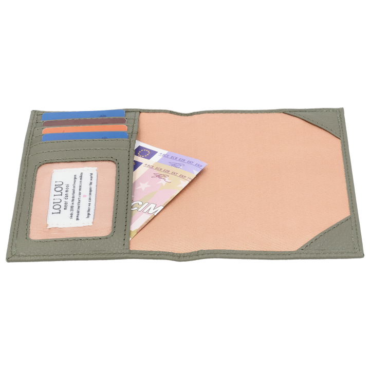 Binnenkant in gebruik van de LOULOU Valise paspoorthouder in de #kleur_sage