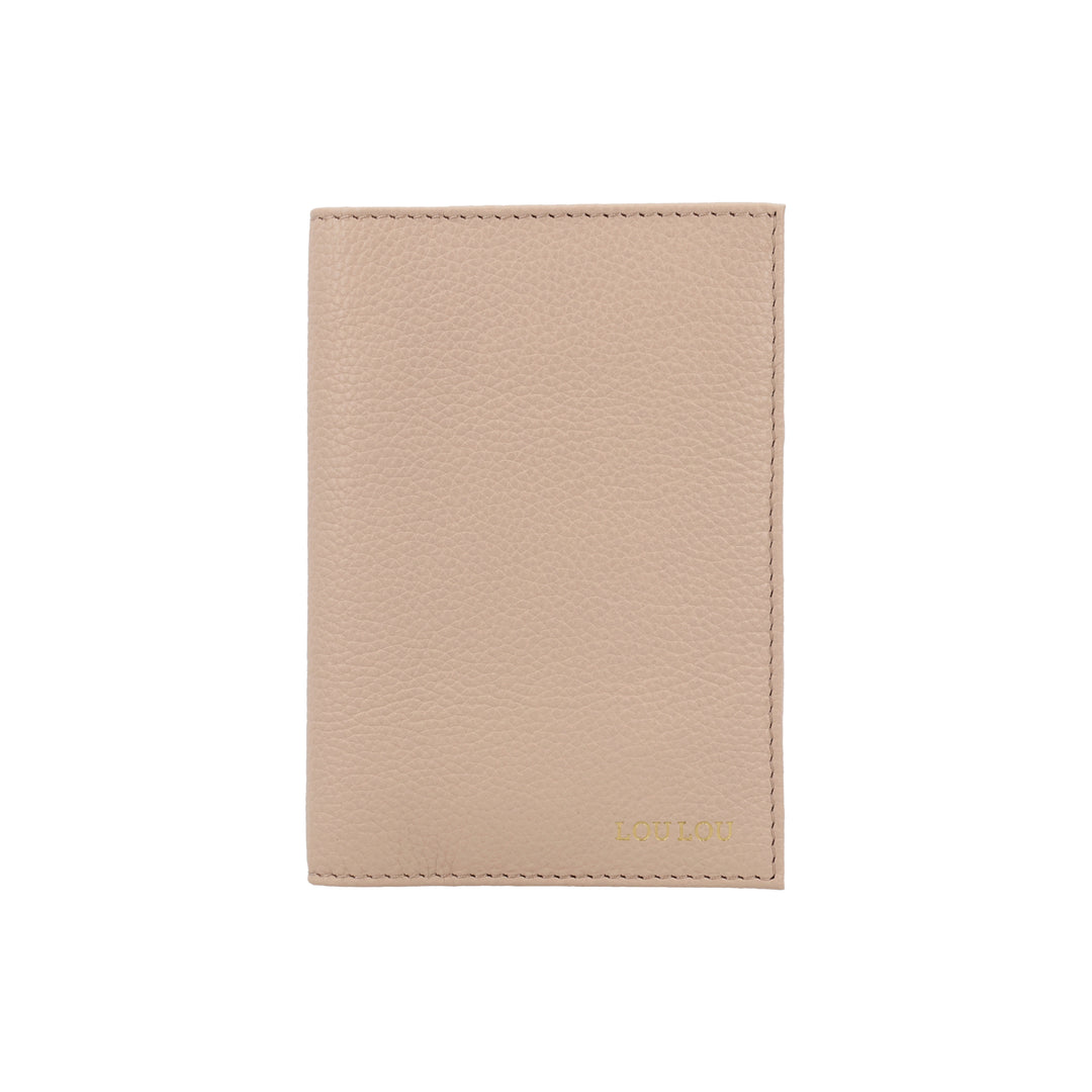 Voorkant van de LouLou Perite Valise paspoorthouder cashmere #kleur_cashmere