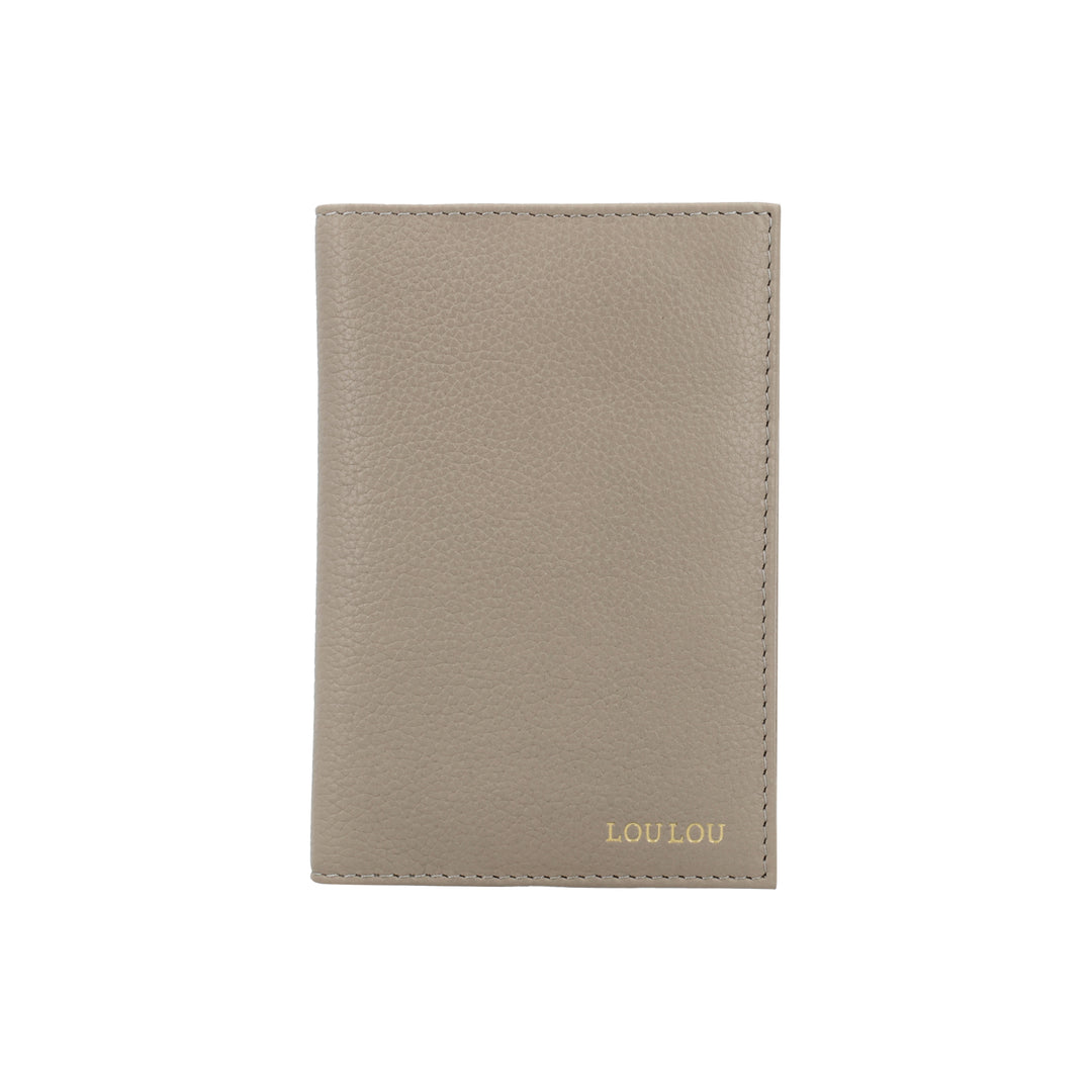 Voorkant van de LouLou Perite Valise paspoorthouder taupe #kleur_taupe