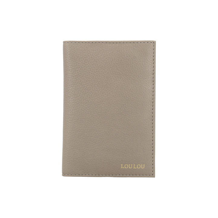 Voorkant van de LouLou Perite Valise paspoorthouder taupe #kleur_taupe