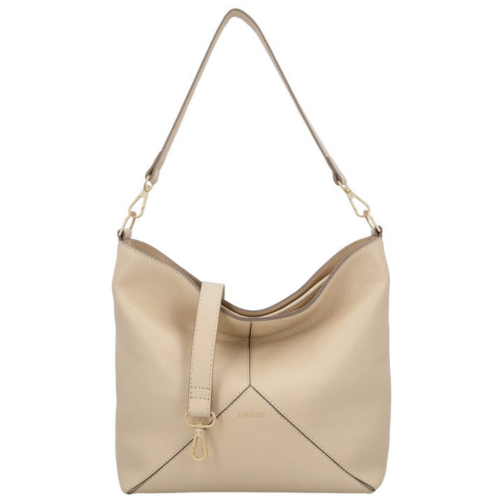 Voorkant met schouderriem van de LouLou Sabine beige leren shopper #kleur_beige