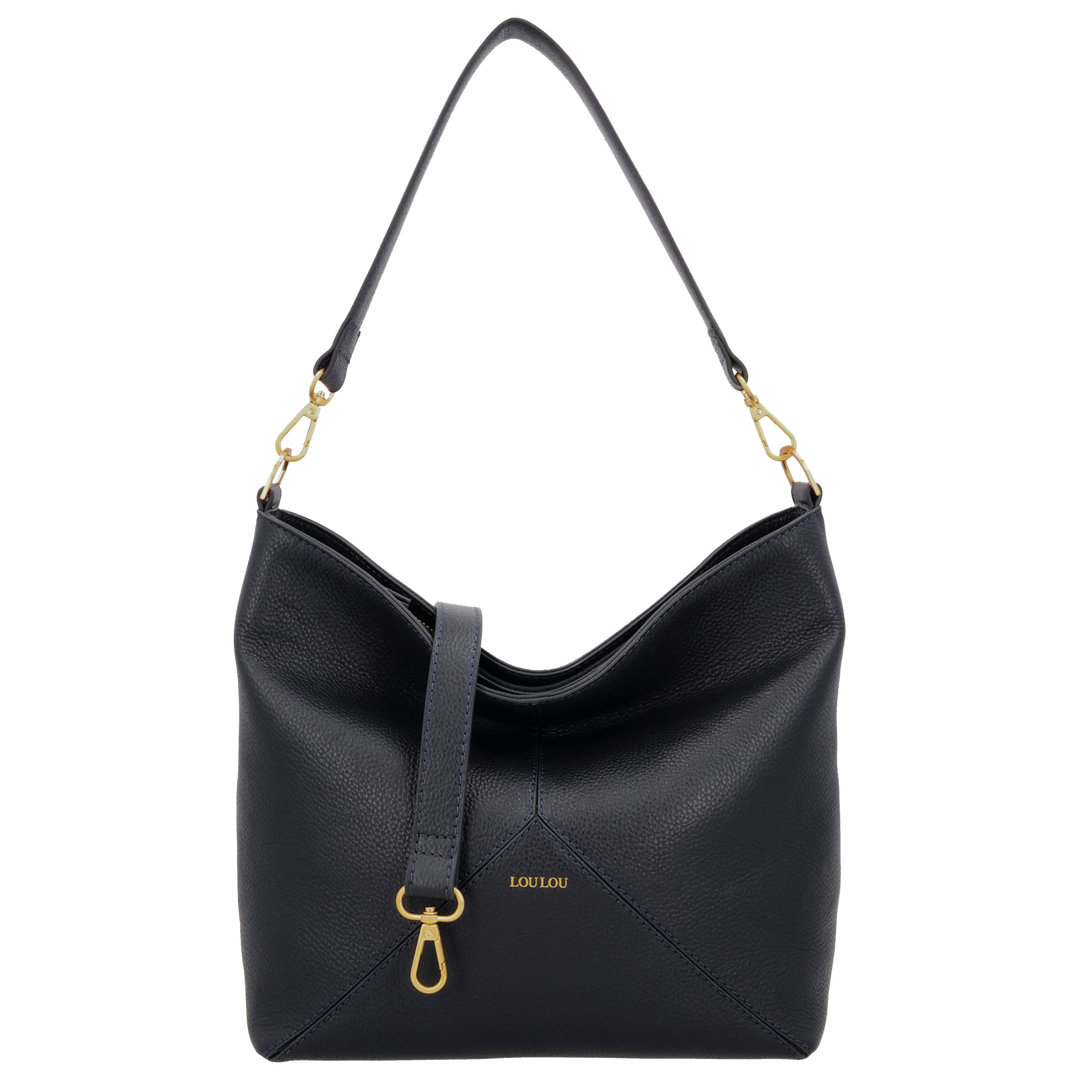 Voorkant met schouderriem van de LouLou Sabine navy leren shopper #kleur_navy