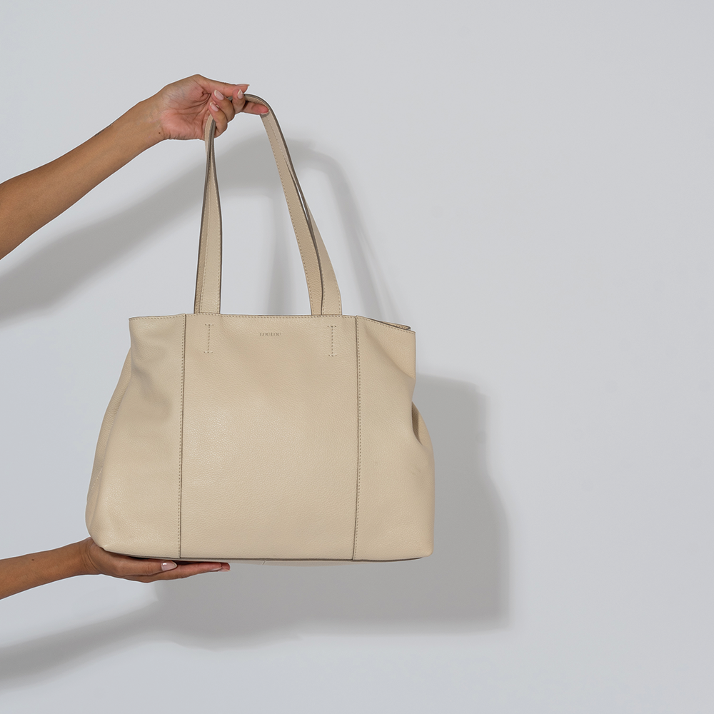 De LouLou Beige Valerie leren shopper op model #kleur_beige