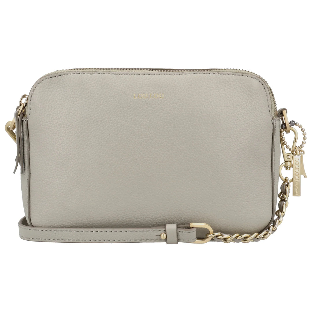 Voorkant van de Lou Lou Zoe crossover tas fog #kleur_fog