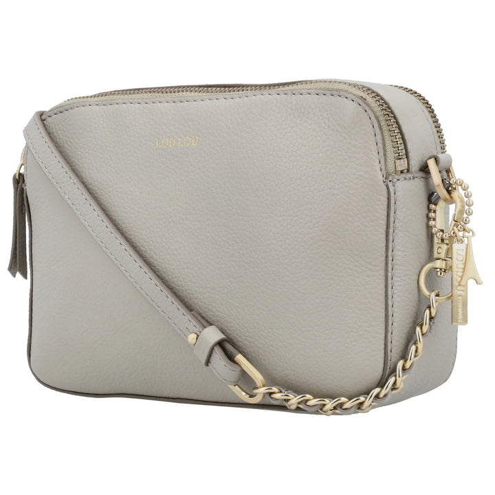 Voorzijde van de Lou Lou Zoe crossover tas fog #kleur_fog
