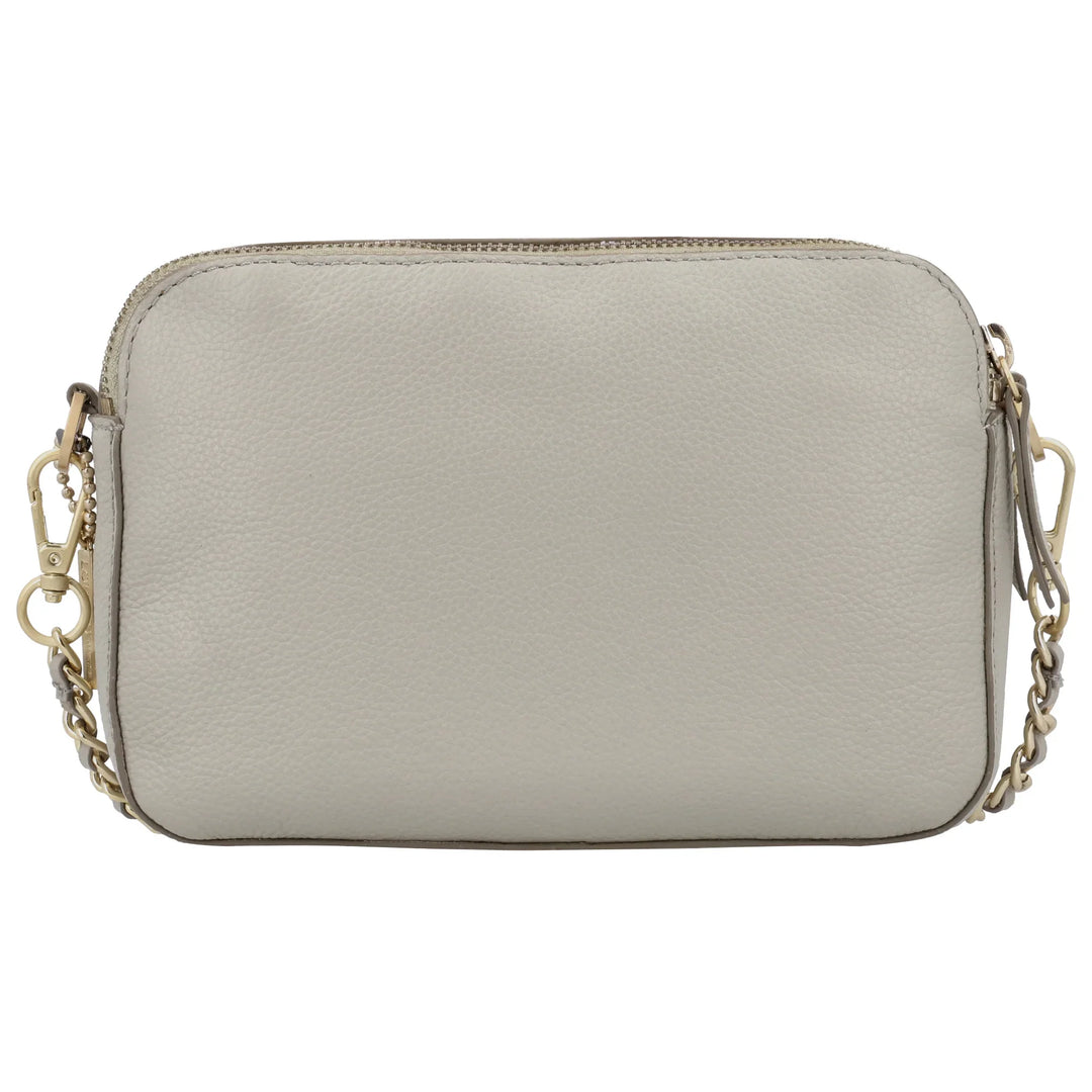 Achterkant van de Lou Lou Zoe crossover tas fog #kleur_fog