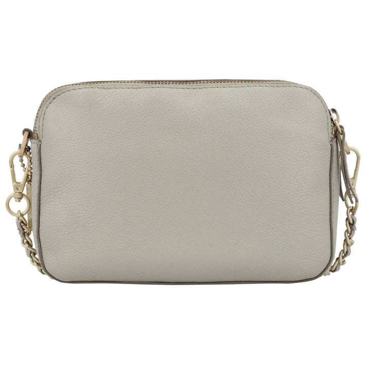 Achterkant van de Lou Lou Zoe crossover tas fog #kleur_fog
