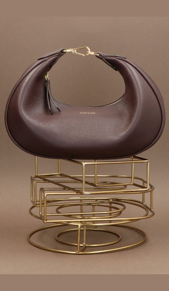 Tas van loulou op model in de kleur merlot