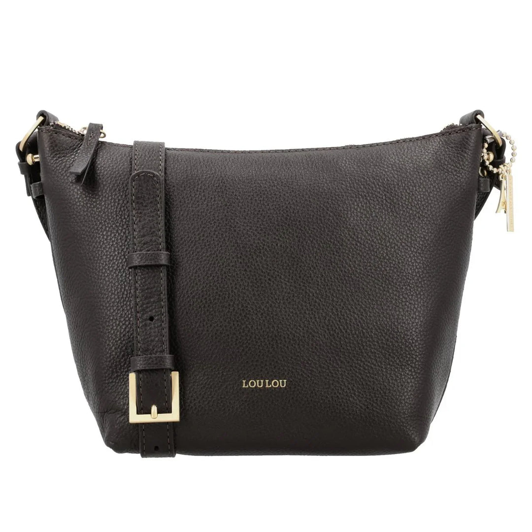 Voorkant met schouderriem van de Lou Lou Lois leren schoudertas chocolade #kleur_chocolade