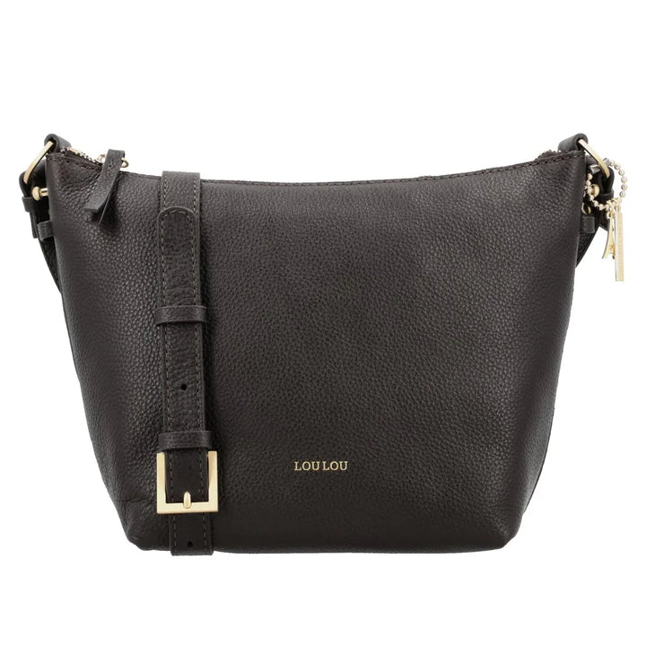 Voorkant met schouderriem van de Lou Lou Lois leren schoudertas chocolade #kleur_chocolade