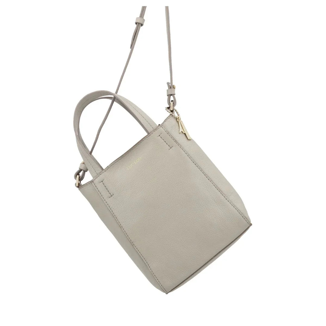 Voorzijde met schouderband van de Lou Lou Naomi leren crossover tas in fog #kleur_fog