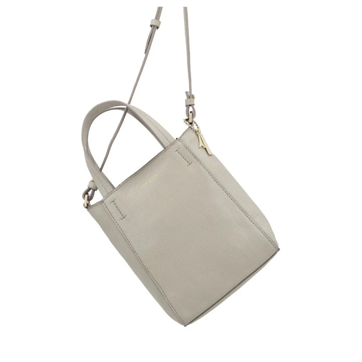 Voorzijde met schouderband van de Lou Lou Naomi leren crossover tas in fog #kleur_fog