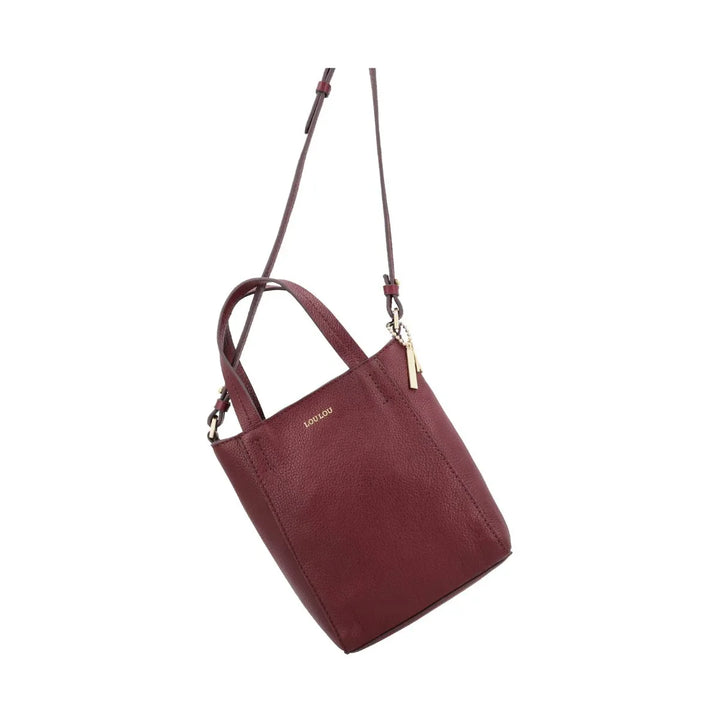 Voorzijde van de Lou Lou Naomi leren crossover tas in ruby #kleur_ruby