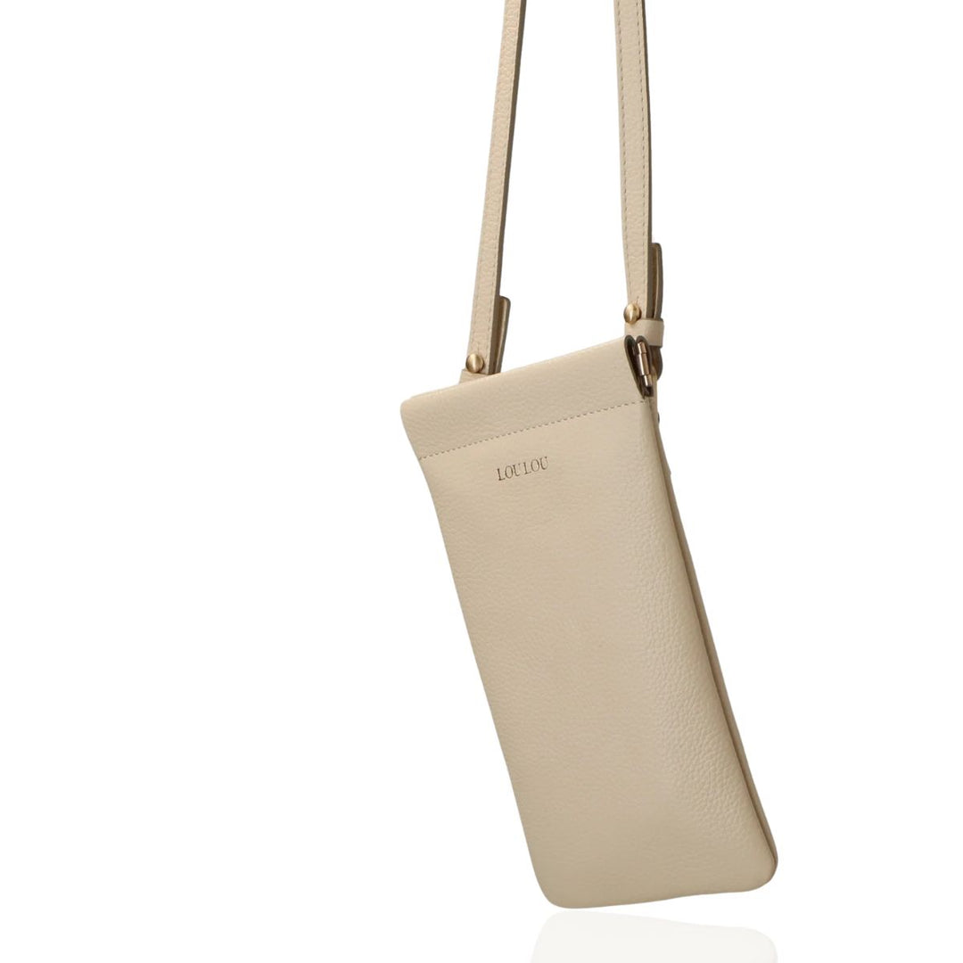 Voorzijde met schouderriem van de LouLou MIA Beige telefoontasje #kleur_beige