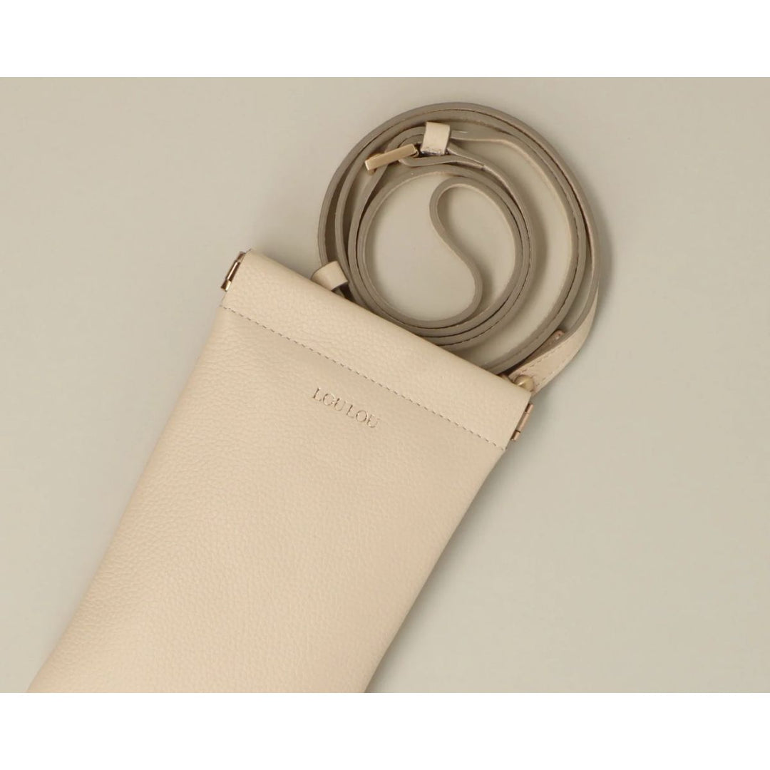 De LouLou MIA Beige telefoontasje op model #kleur_beige