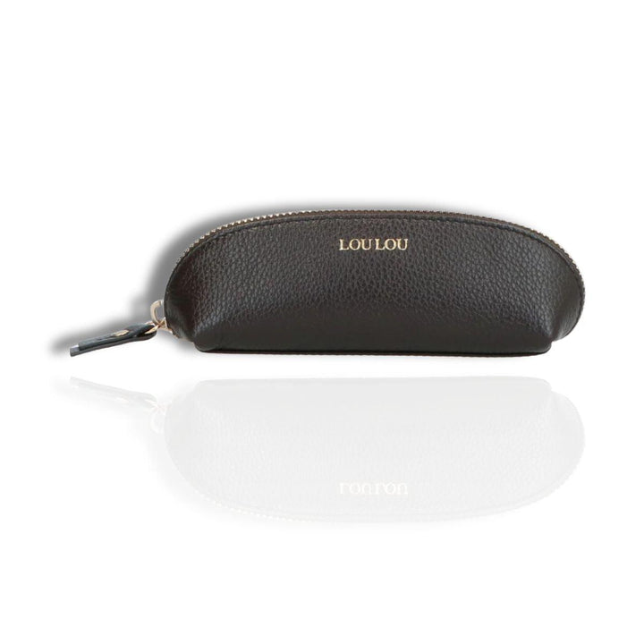Voorkant Lou Lou Madame leren etui donkerbruin #kleur_donkerbruin