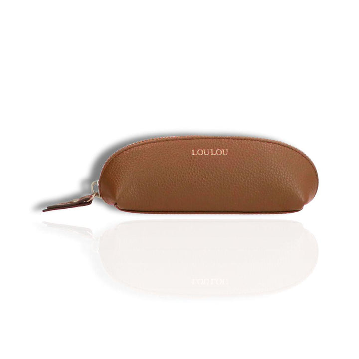 Voorkant Lou Lou Madame leren etui cognac #kleur_cognac