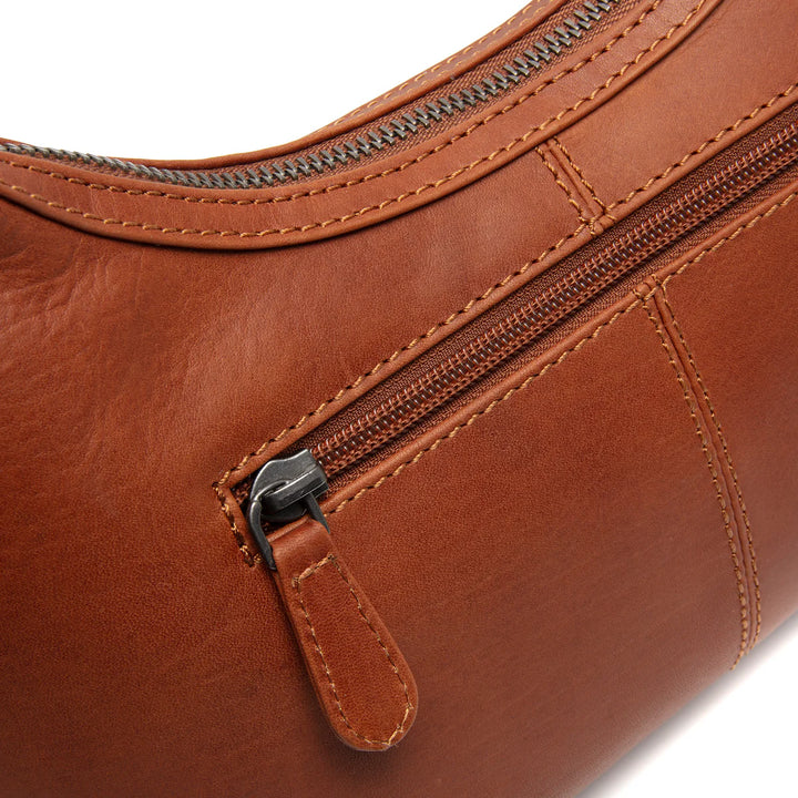 Details van de achterrits en het materiaal van de the Chesterfield Nancy cognac #kleur_cognac