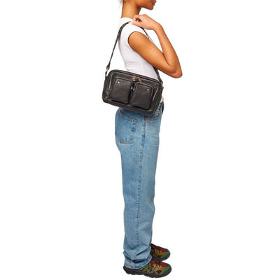 Op model Nunoo Ellie organic black #kleur_black