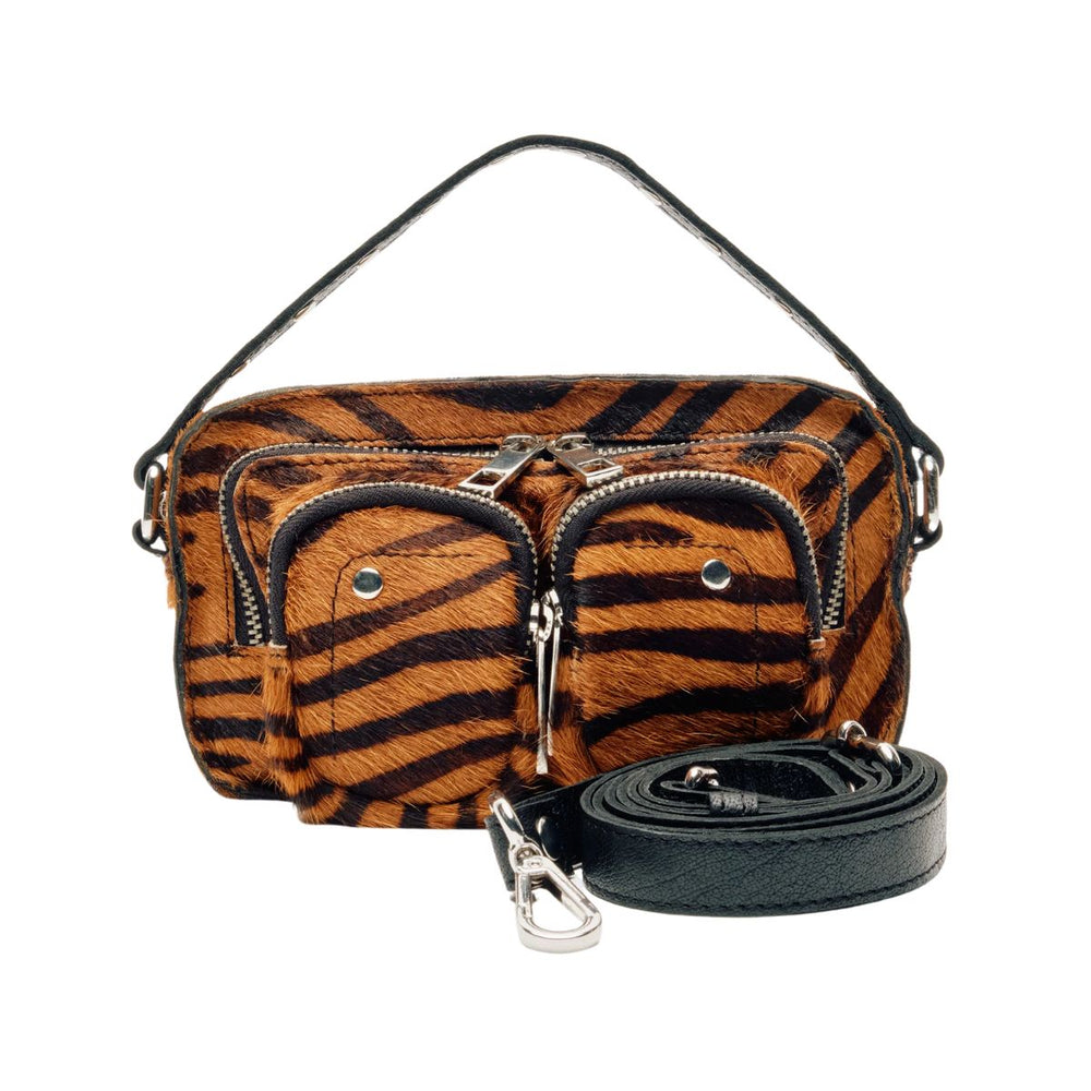 Voorkant met de schouderriem van de Nunoo helena striper deluxe dark brown #kleur_deluxe-dark-brown