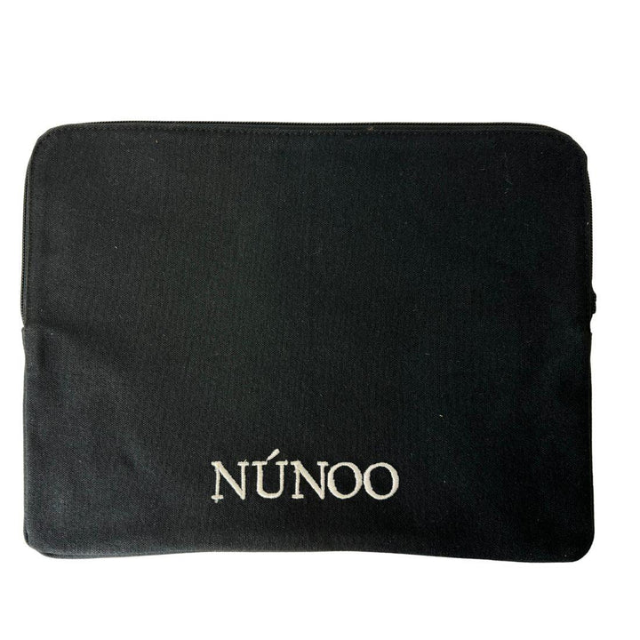 Voorkant Nunoo laptop sleeve 13,6" Black