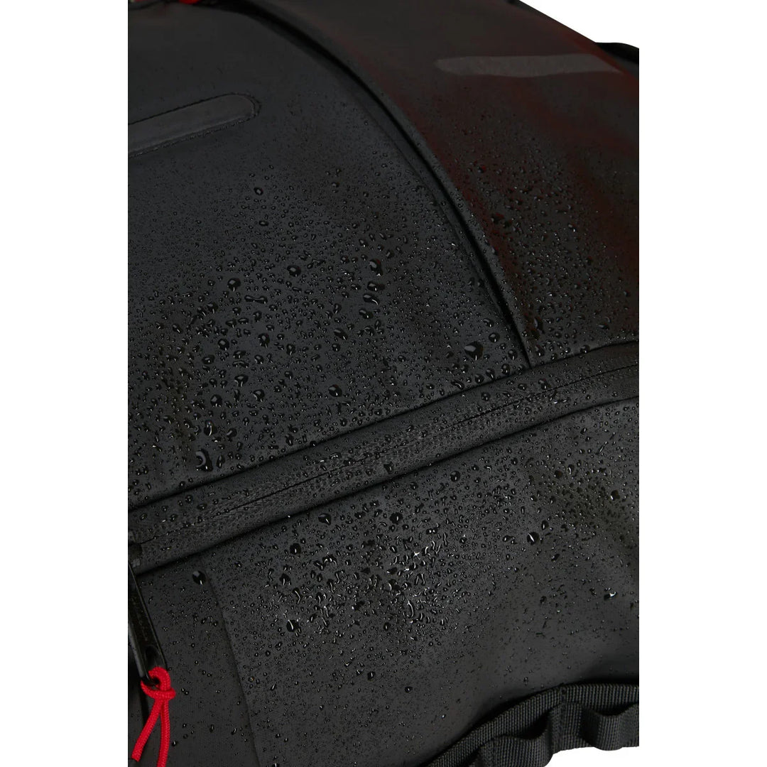 Water op de Ecodiver 4 in 1 reistas in black #kleur_black