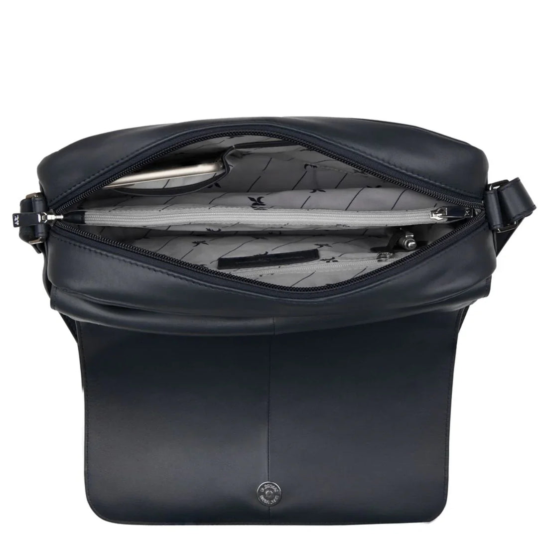 Binnenkant van de Riccardo Ferducci grote flap bag in navy #kleur_navy