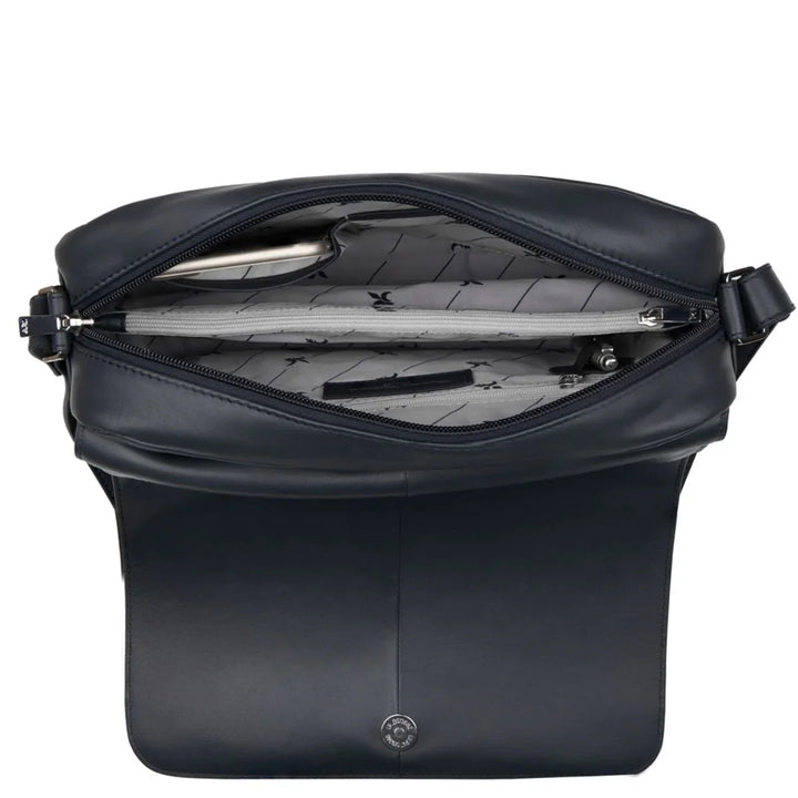 Binnenkant van de Riccardo Ferducci grote flap bag in navy #kleur_navy