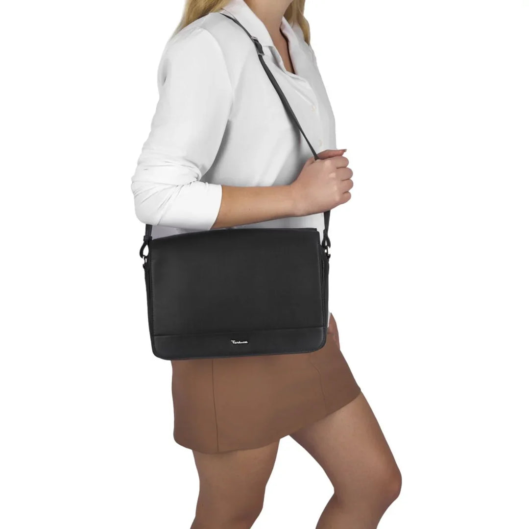 De Riccardo Ferducci grote flap bag in zwart in gebruik #kleur_zwart