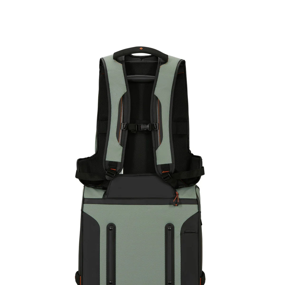 De Samsonite Ecodiver L rugzak in licht-sage op een reistas #kleur_licht-sage