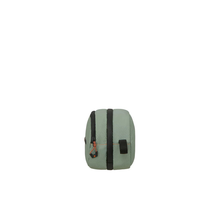 Zijkant van de Ecodiver toilettas in licht-sage #kleur_licht-sage