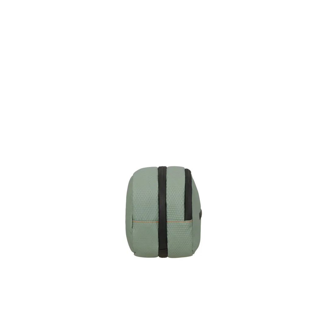 Zijkant van de Ecodiver toilettas in licht-sage #kleur_licht-sage