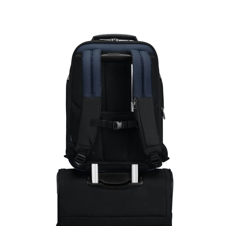 De Samsonite Spectrolite 4.0  laptoptas 15,6 navy op een koffer #kleur_navy