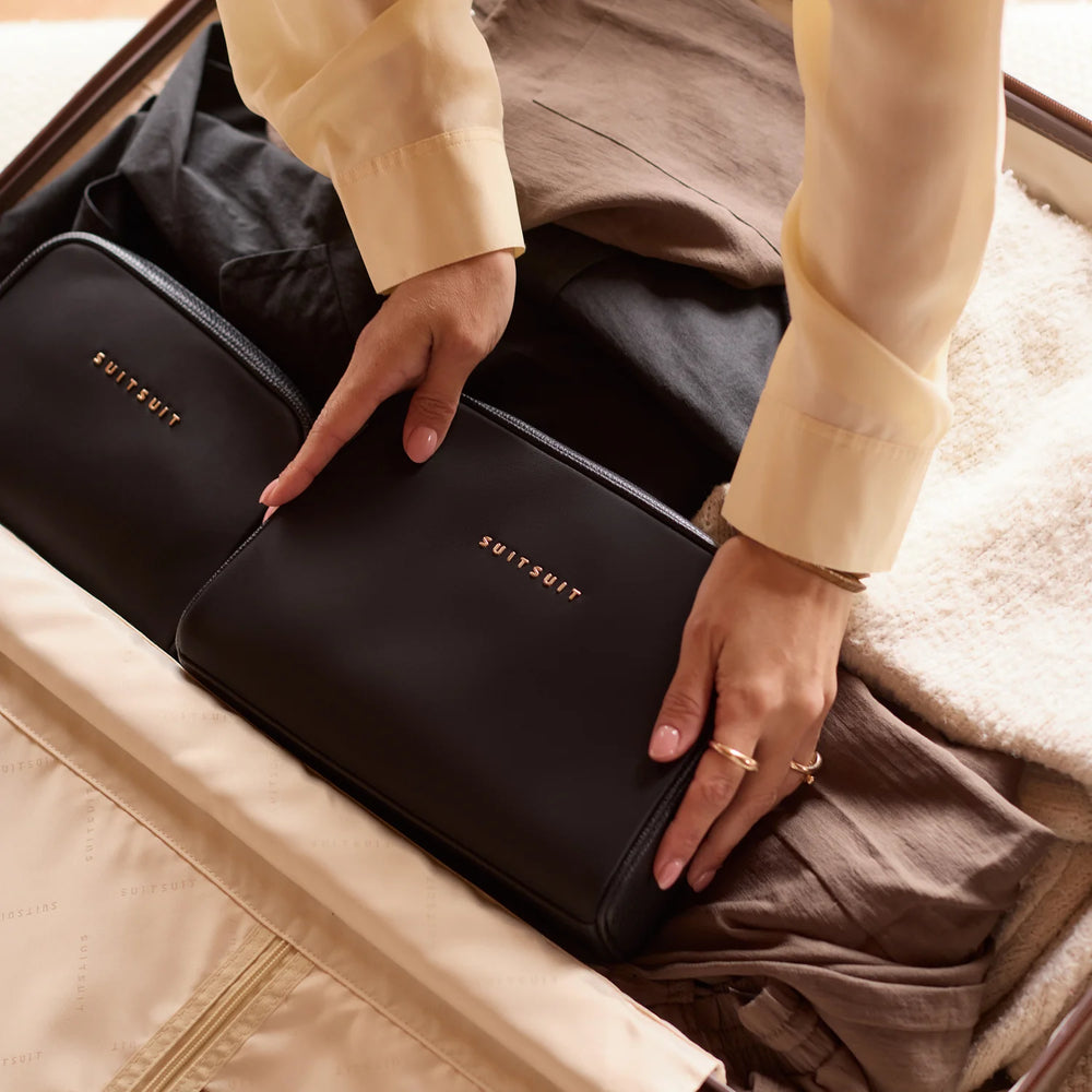 De SUITSUIT Beauty set in black olive in gebruik #kleur_black-olive