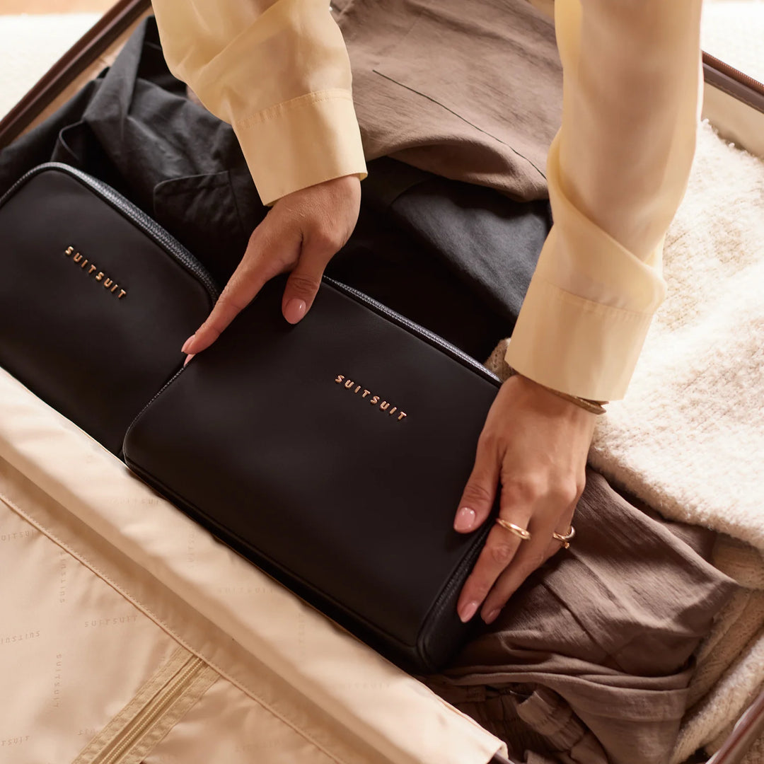 De SUITSUIT Beauty set in black olive in gebruik #kleur_black-olive