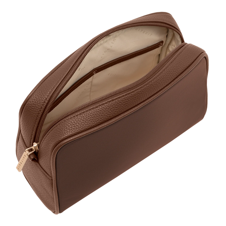 Binnenkant van de SUITSUIT beauty set in chocolade grote toilettas kleur_chocolade