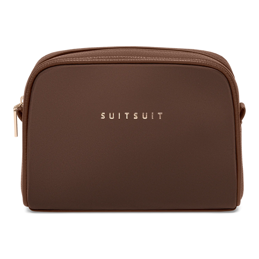 Voorkant van de SUITSUIT beauty set in chocolade kleine toilettas kleur_chocolade