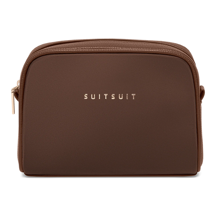 Voorkant van de SUITSUIT beauty set in chocolade kleine toilettas kleur_chocolade
