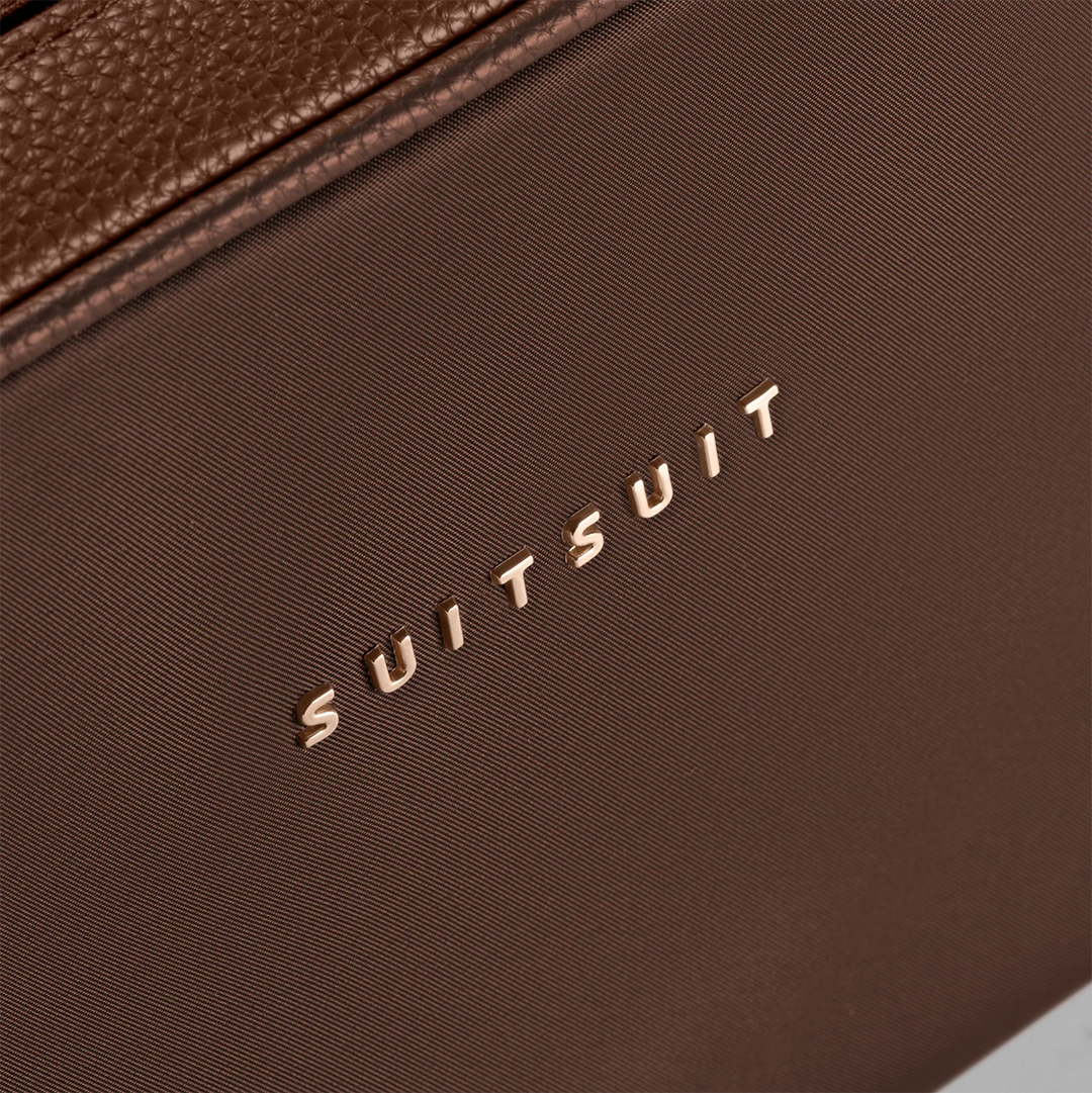 Details van het materiaal van de SUITSUIT beauty set in chocolade #kleur_chocolade