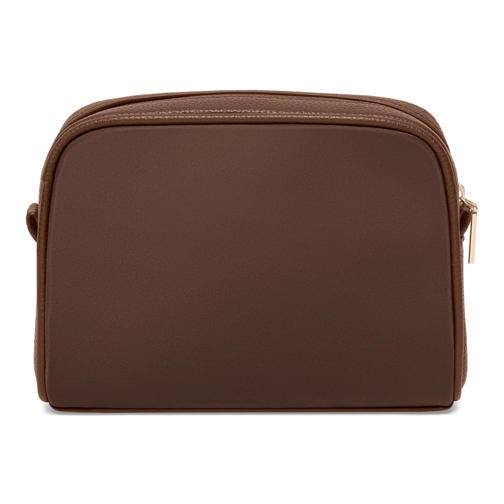 Achterkant van de kleine toilettas in chocolade #kleur_chocolade