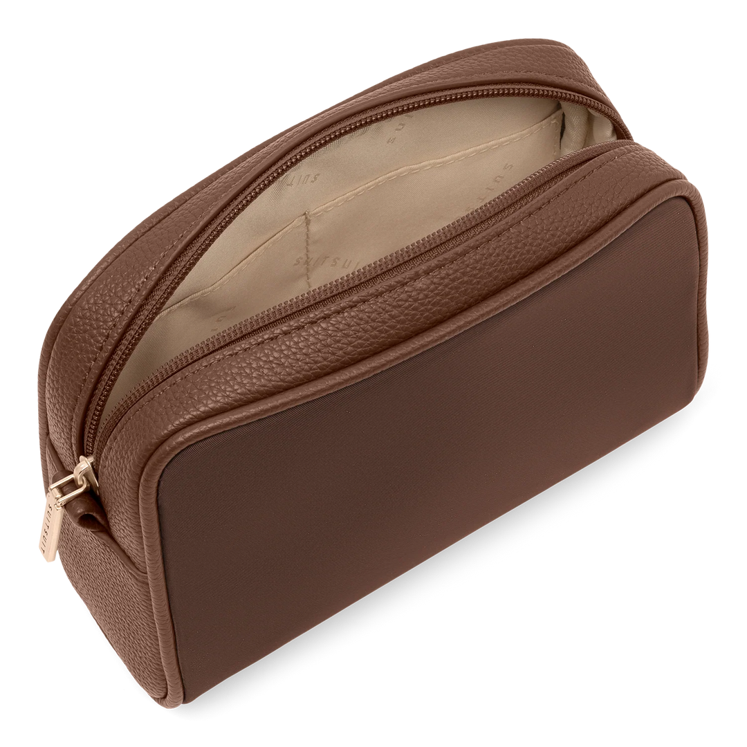 Binnenkant van de SUITSUIT kleine toilettas van de beauty set in chocolade #kleur_chocolade