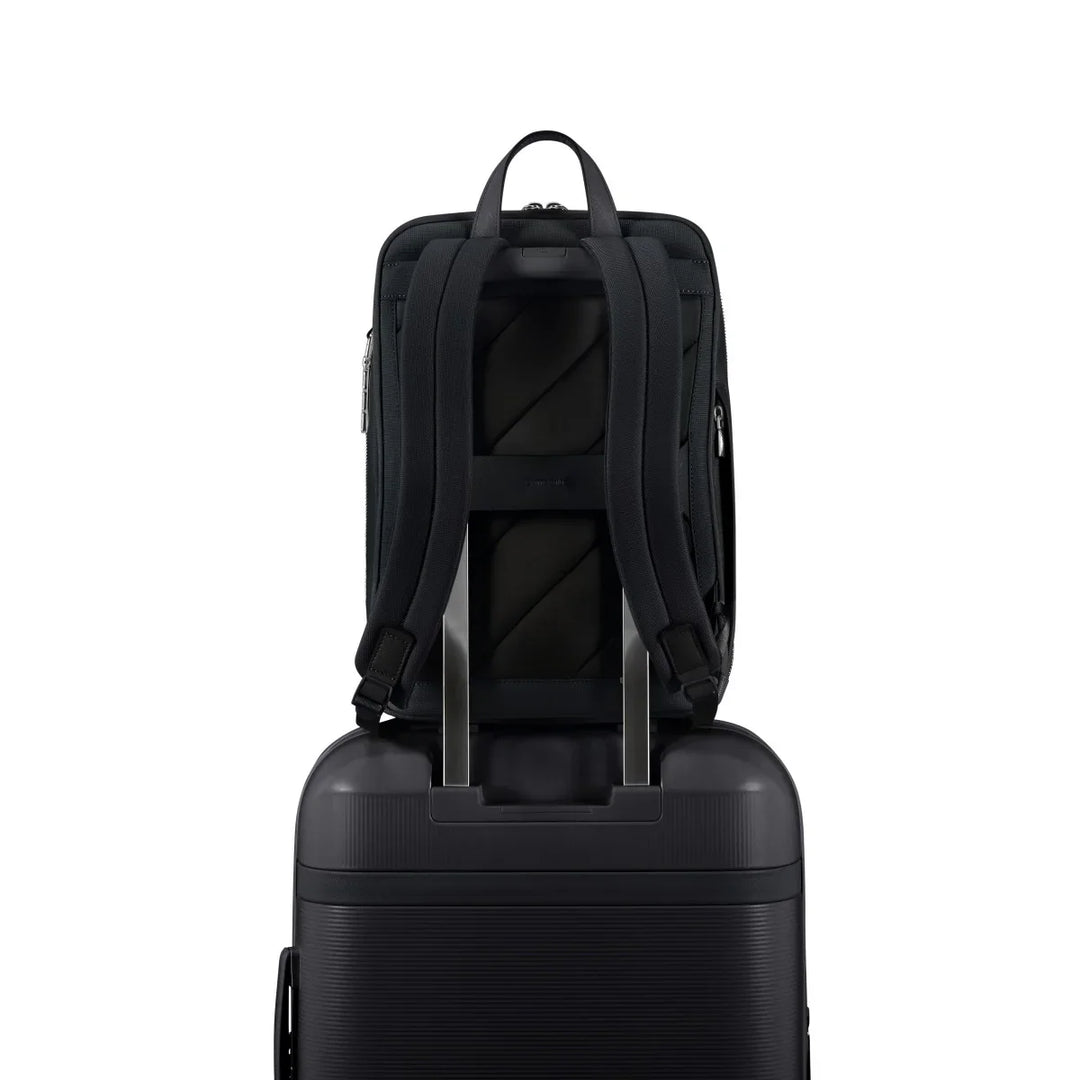 Rugzak op een koffer #kleur_black